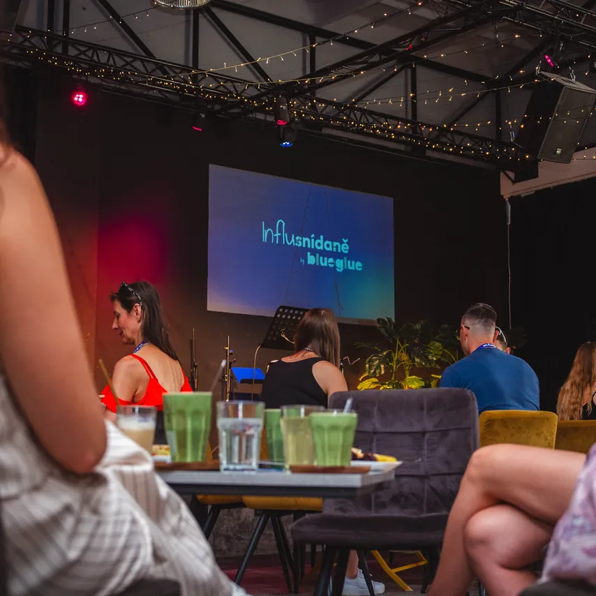 Účastníci u stolů při prezentaci o influencer marketingu