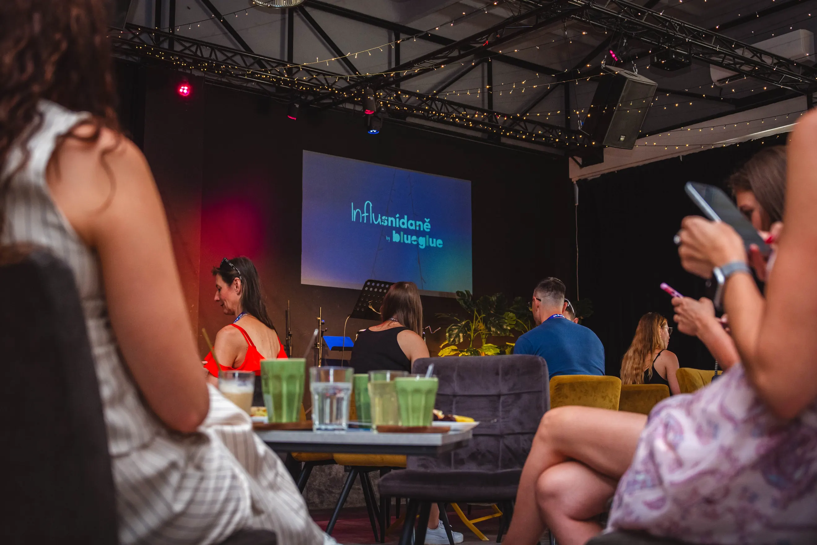 Účastníci u stolů při prezentaci o influencer marketingu