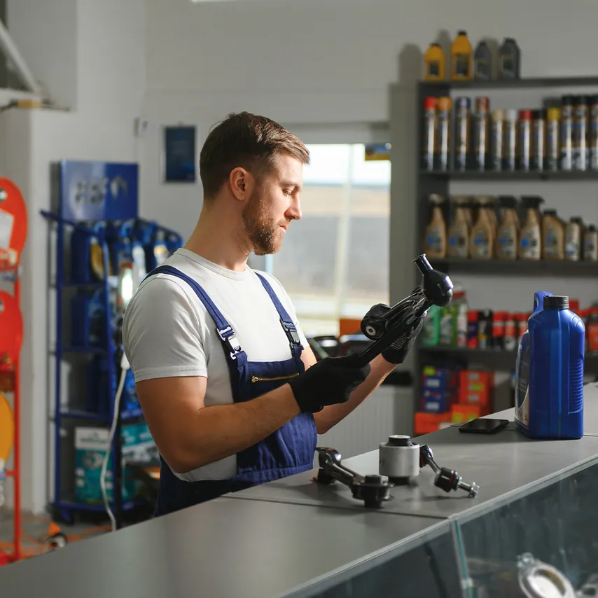 Muž prohlíží autodíl u pultu – Auto Hotárek