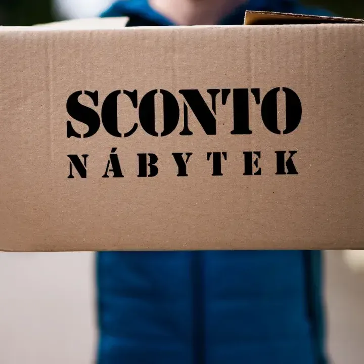 Kartónová krabice s logem SCONTO Nábytek