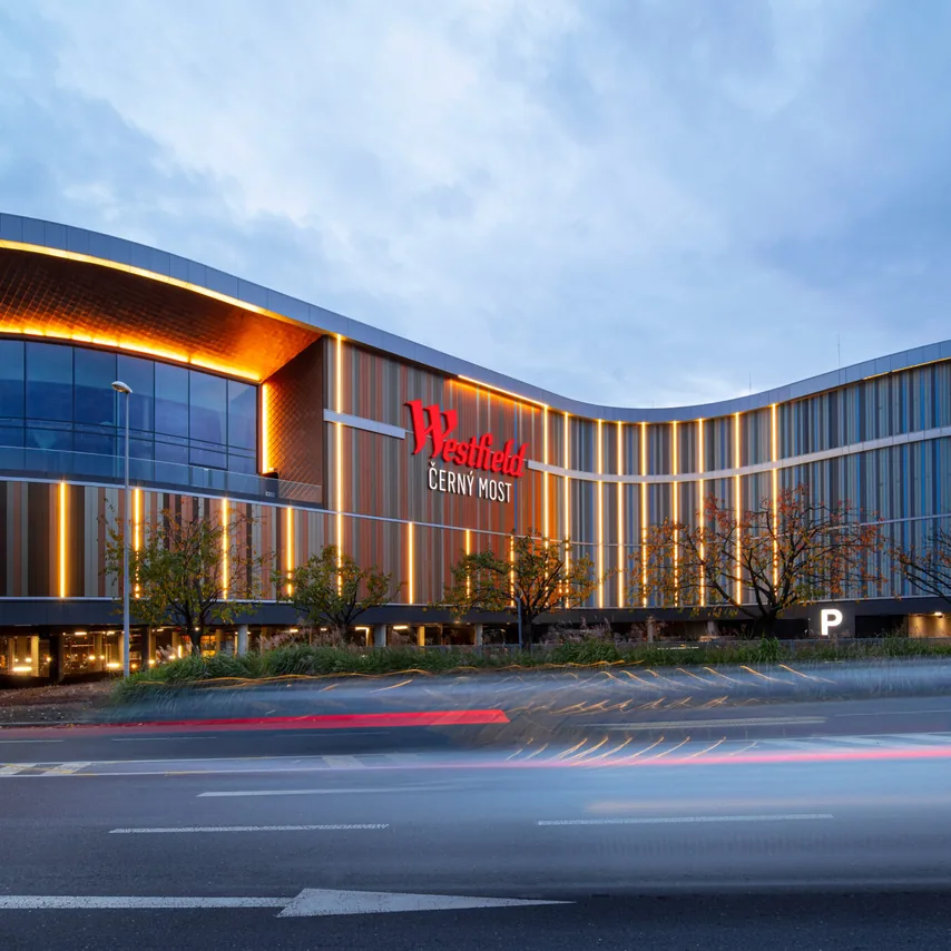 Osvětlená fasáda nákupního centra Westfield Černý Most