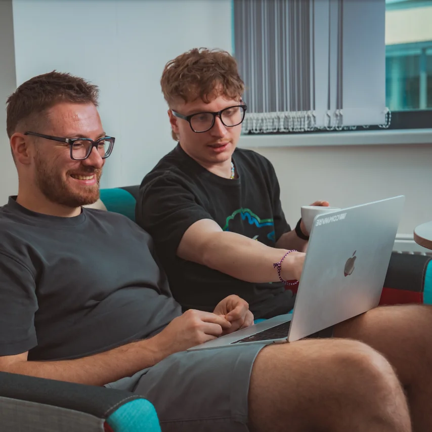 Karel s kolegou nad notebookem v ACOMWARE